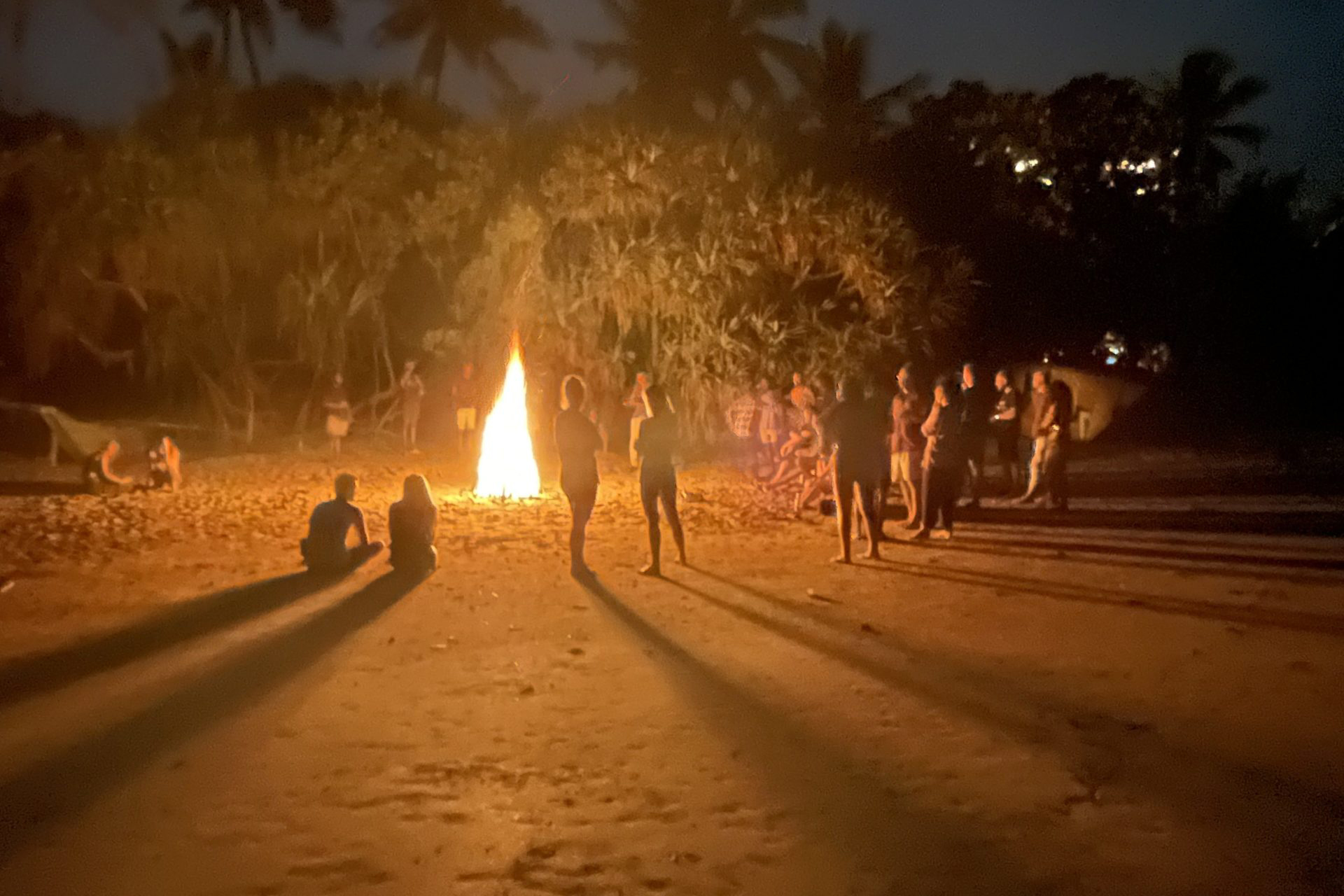 un groupe autour d'un feu de camps sur la plage de Weligama