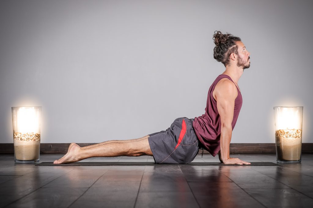 Yoga Vibe Brossard Photo d'une homme en posture de chien tête en haut en yoga