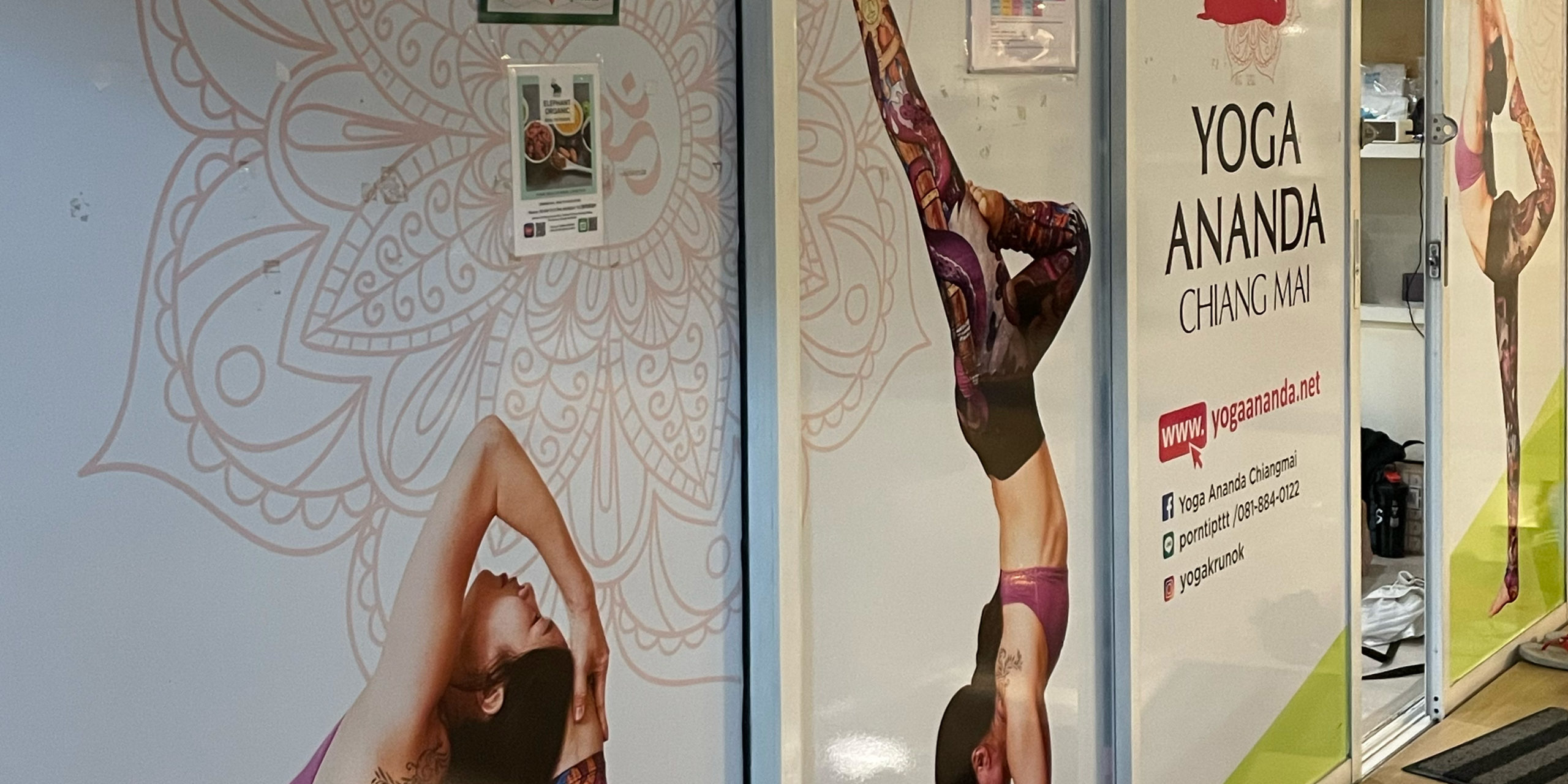 photo par Ashtangi Nomad. The facade of the Ananda Yoga studio in Chiang Mai