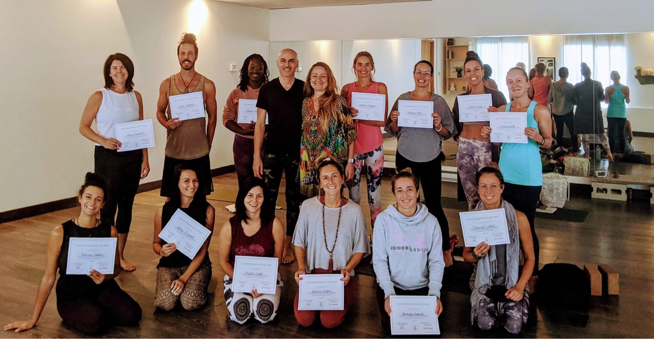 Yoga Vibe_Yin Un groupe de Yogis tenant un diplôme chez Yoga Vibe