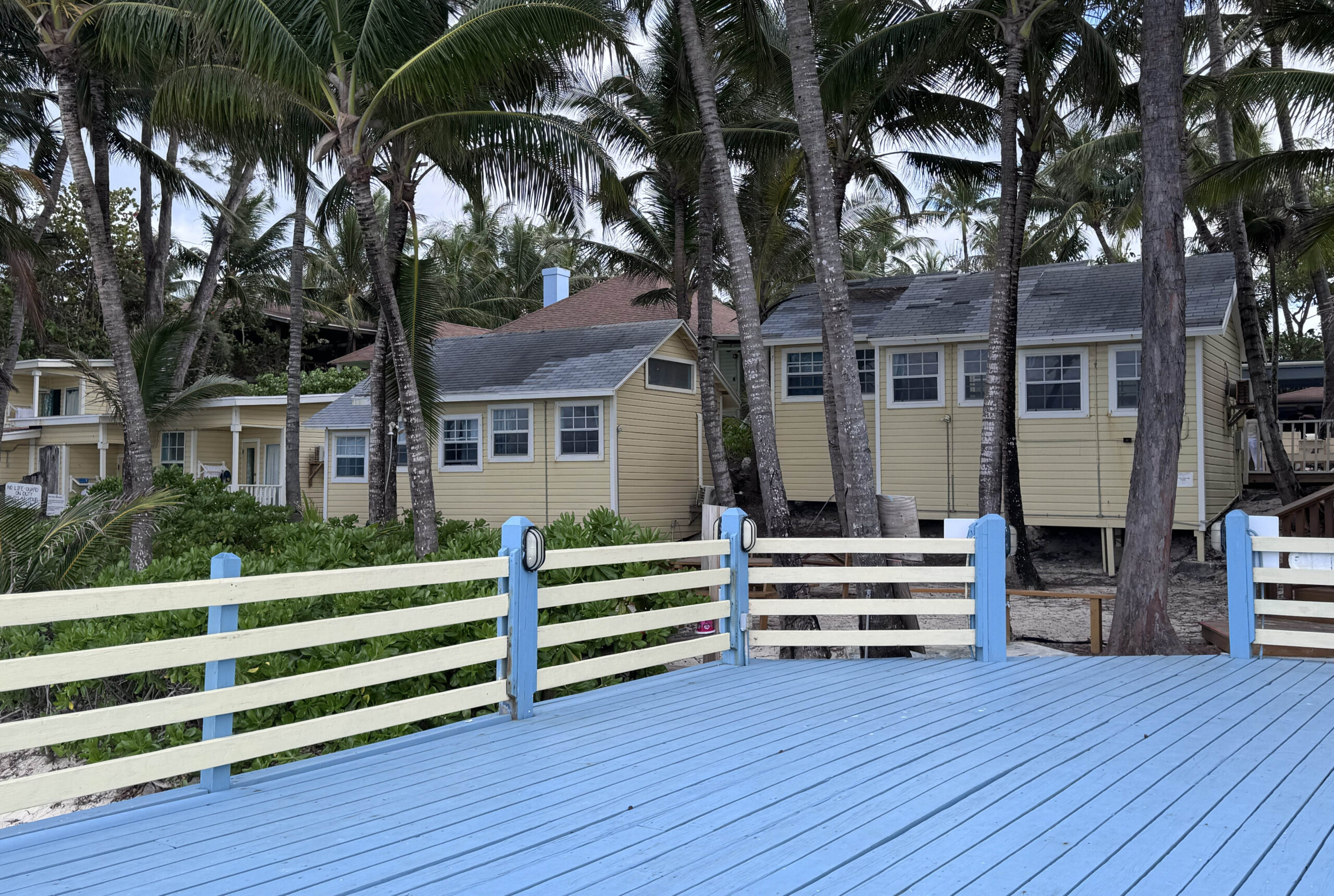 Plateforme de yoga sur la plage Sivananda Yoga Bahamas