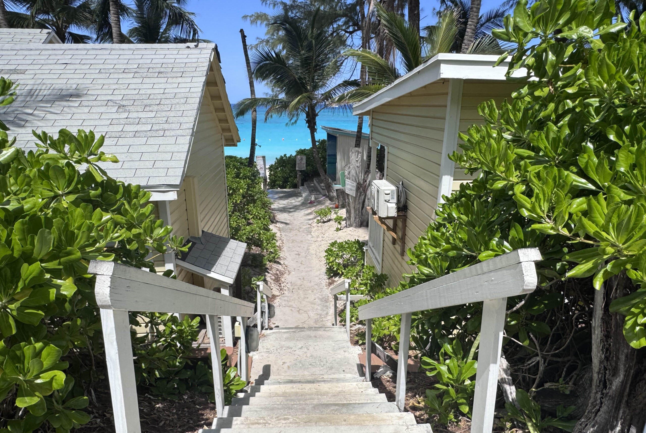 Chemin vers la plage Sivananda Yoga Bahamas